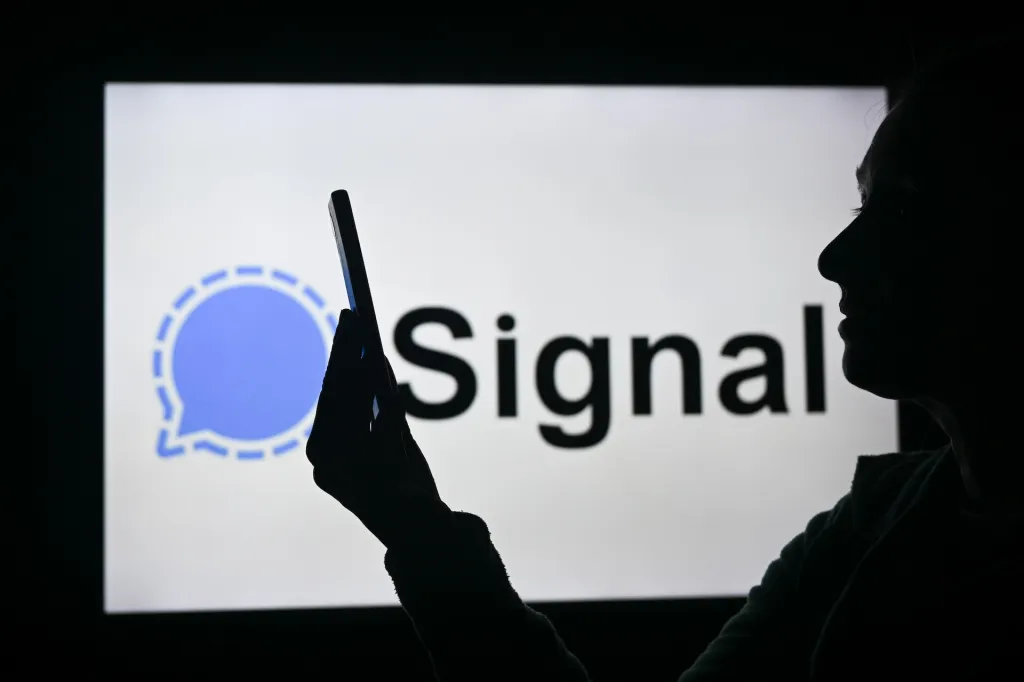 How to create a group and invite friends on Signal
